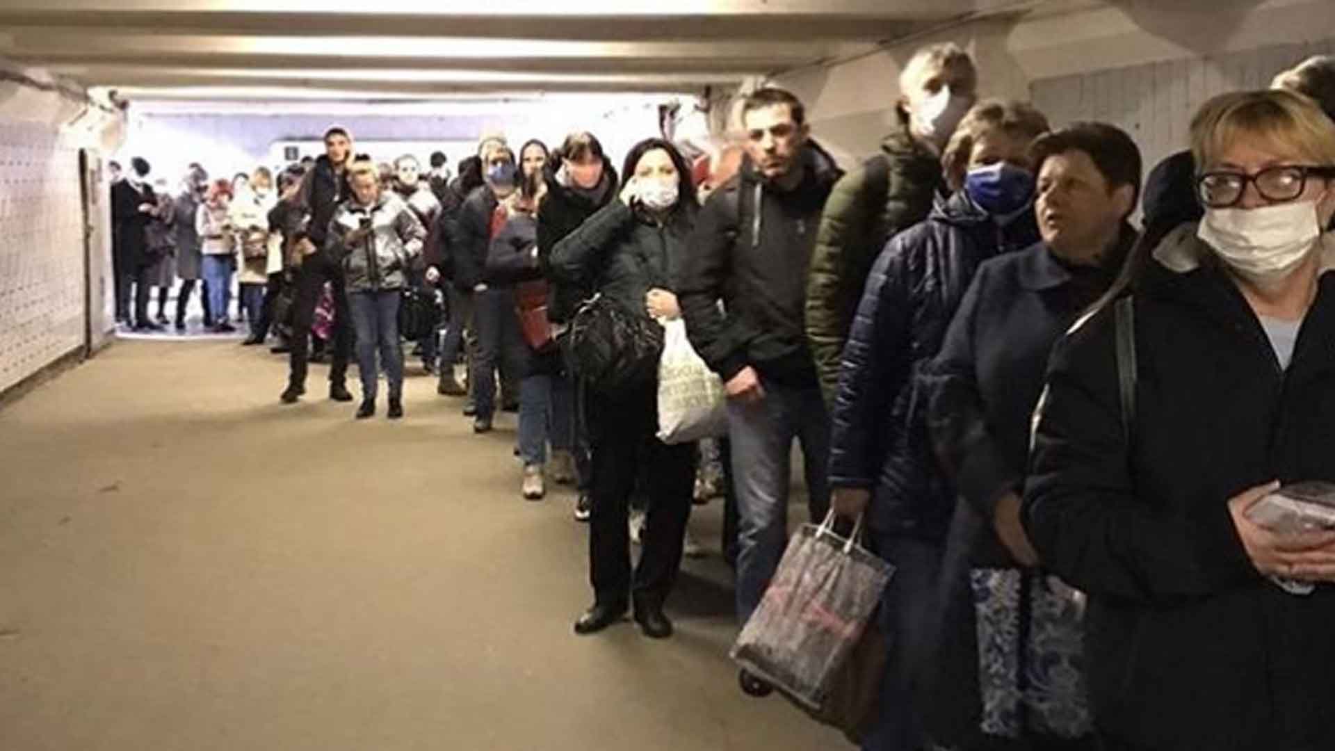 Ранее жители столицы пожаловались, что им пришлось ждать до получаса при входе на станции после введения пропускного режима Фото: © Twitter / Dmitriy