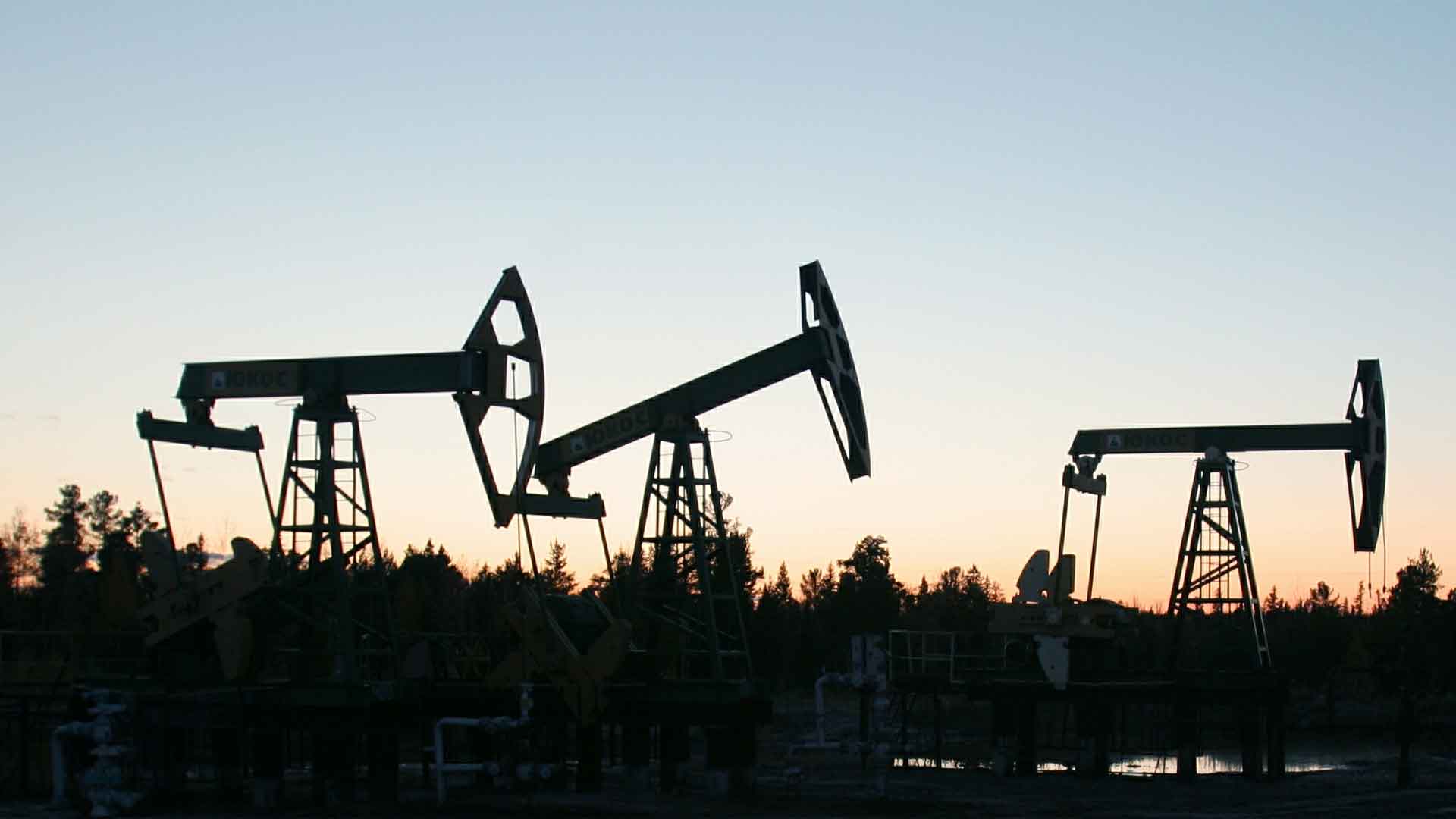Сделка ОПЕК+ о снижении мировой добычи нефти на 20 миллионов баррелей в сутки не спасла энергоресурсы от удешевления Фото: © GLOBAL LOOK press / Nikolay Gyngazov