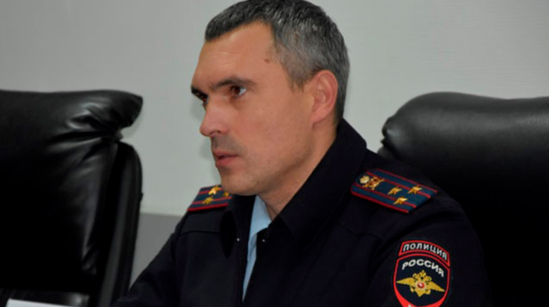 Полицейский Шамиль Сибанов не ездит домой, а в кабинет к нему подчиненные заходят в масках и перчатках Шамиль Сибанов
