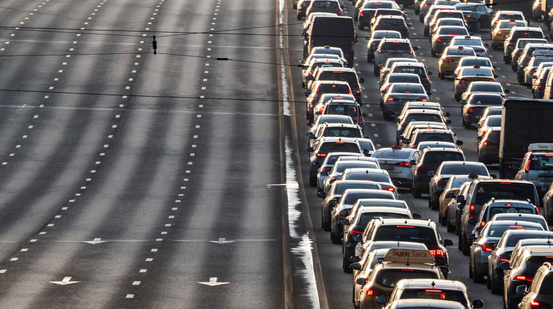 Сторона многое. Пробка на дороге. Дорожная пробка в Москве. Автотрасса пробка. Автомобильная пробка сверху.