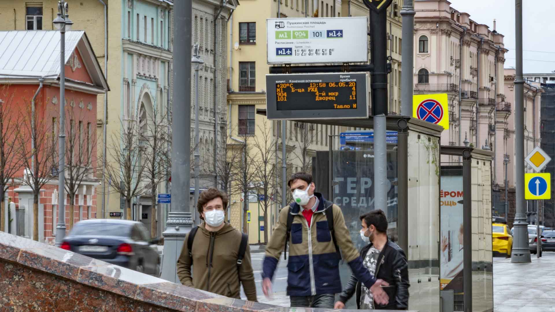 С сегодняшнего дня в транспорте и в магазинах столицы граждане обязаны носить маски и перчатки Фото: © GLOBAL LOOK press / Konstantin Kokoshkin