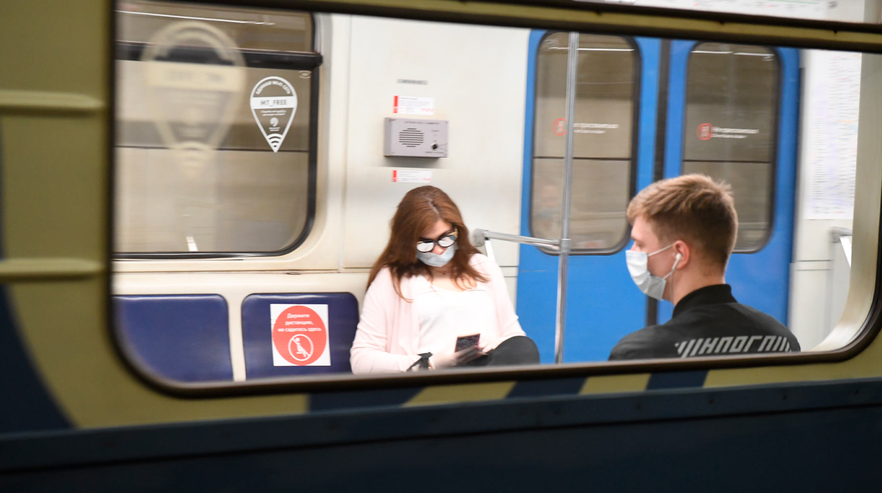 В департаменте транспорта столицы сообщили, что утром 14 мая в метрополитен зашли 94% пассажиров в масках и 68% в перчатках Фото: © Global Look Press / Komsomolskaya Pravda