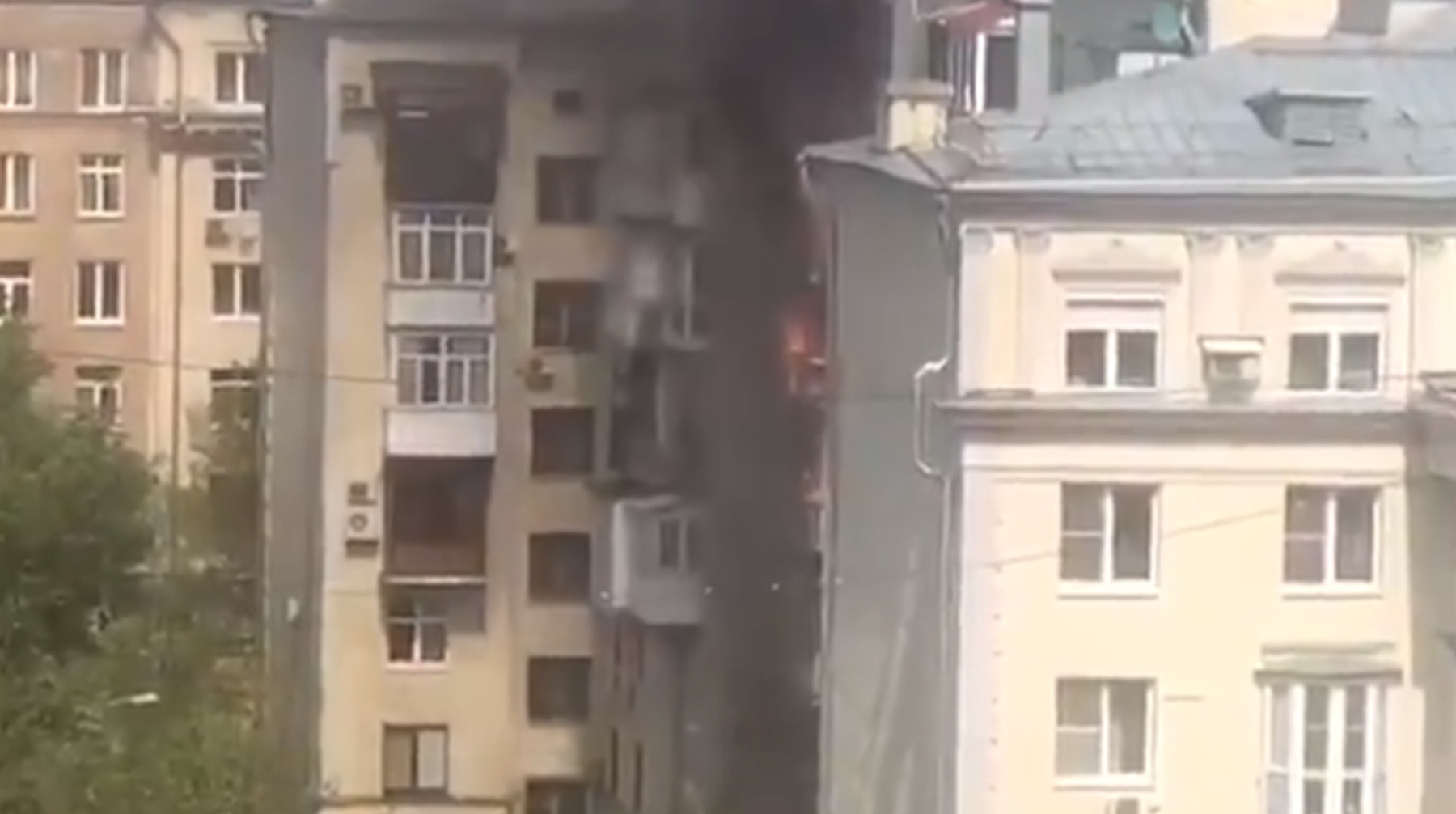 Огонь в многоэтажке на Фрунзенской набережной охватил несколько квартир и балконов на пятом, шестом и седьмом этажах Фото: © кадр из видео