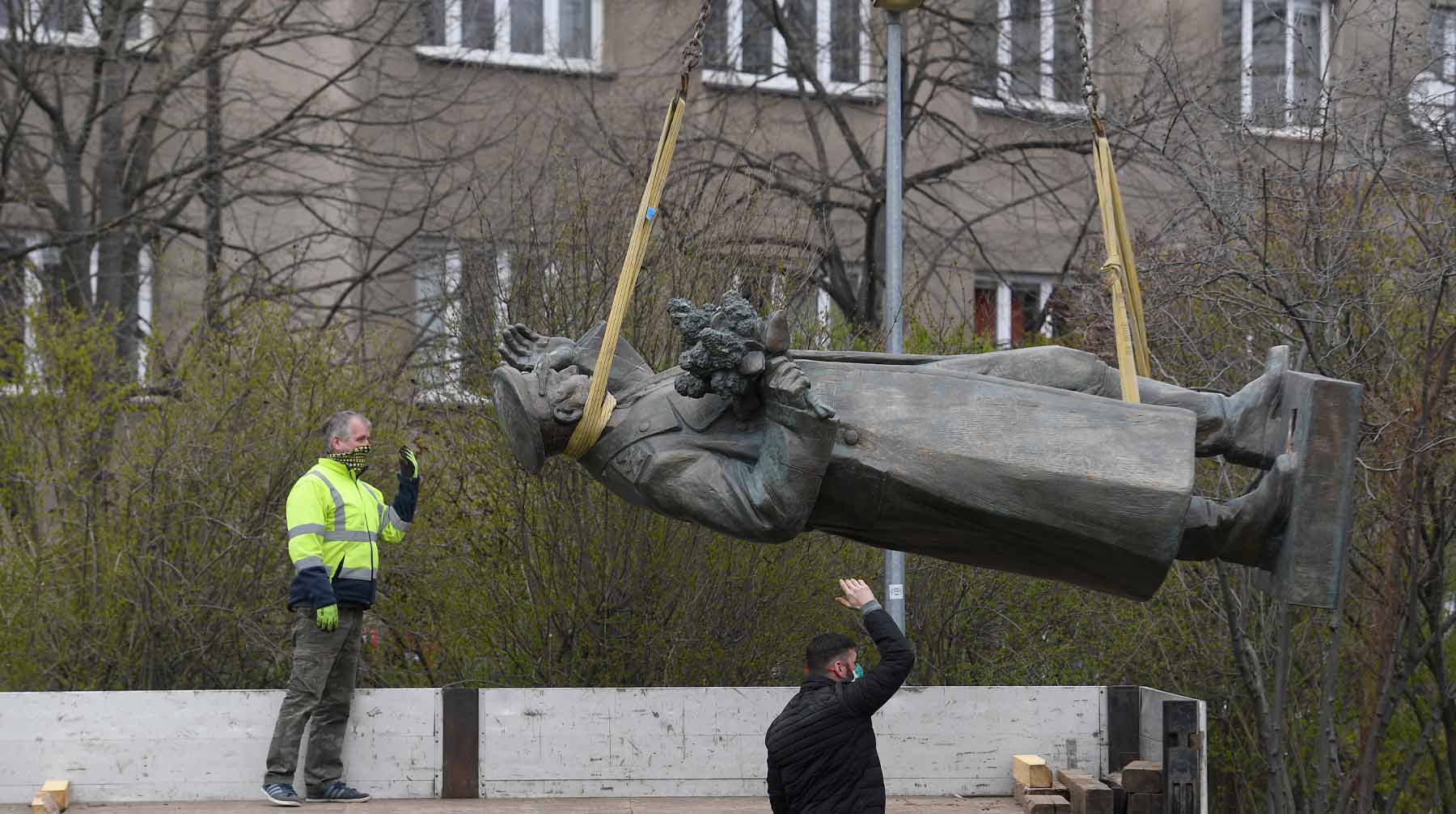 Dailystorm - Глава чешских коммунистов назвал «фашистами» политиков Праги за снос памятника маршалу Коневу