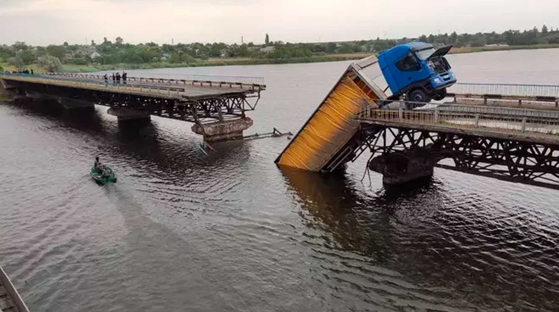 Мост не выдержал напора толпы. Алексеевский мост Самара. Днепр река Антоновский мост. Разрушенный мост.