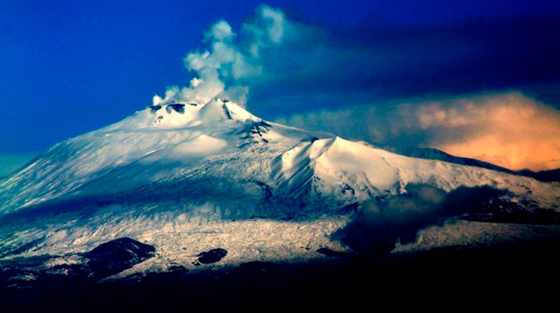 Извержение не представляет опасности для жителей Европы, сообщил вулканолог Вулкан Этна