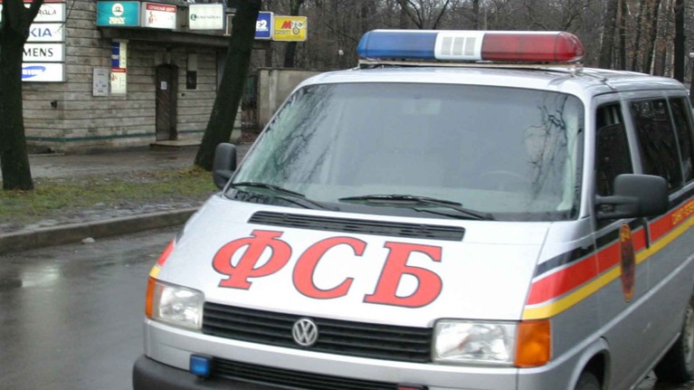Подбрасывали золото, выбивали показания: экс-офицеров ФСБ обвинили в совершении около 50 преступлений — Daily Storm