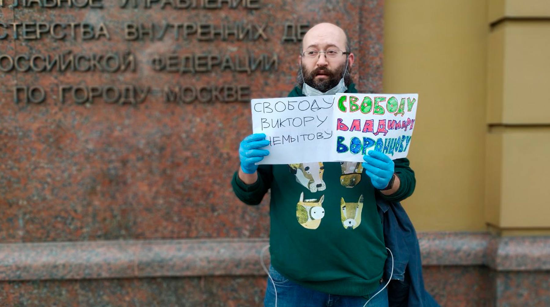 26 мая спецкорреспондента «Новой газеты» задержали и отпустили после составления протокола Фото: © avtozaklive