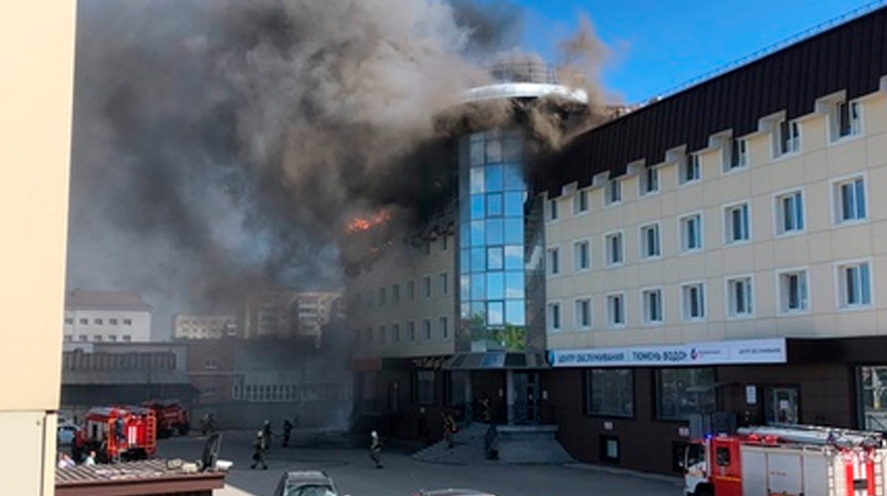 Пламя охватило крышу здания по всей площади в 400 квадратных метров Фото: © Вконтакте / Инцидент Тюмень