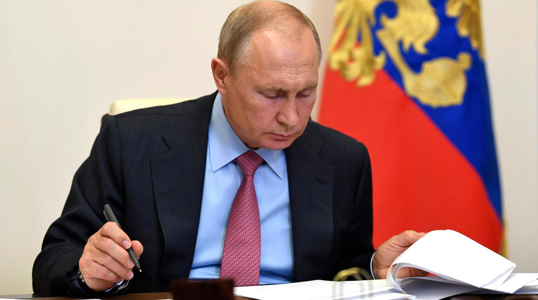 Число очных контактов президента снизилось, но он иногда посещает Кремль, сообщил пресс-секретарь главы государства Фото: © Kremlin Pool
