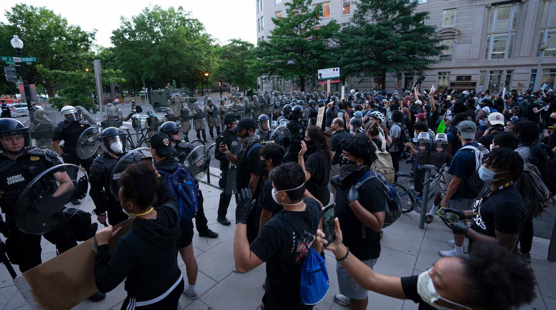 Dailystorm - В США произошли первые перестрелки протестующих с полицией