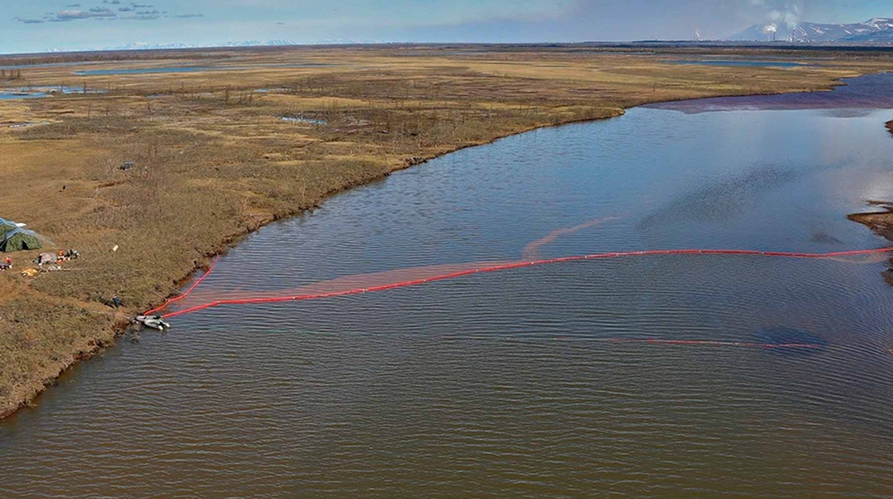 Причиной этого станет нефтяное загрязнение бассейна озера Пясино Фото: © пресс-служба "Норникеля"