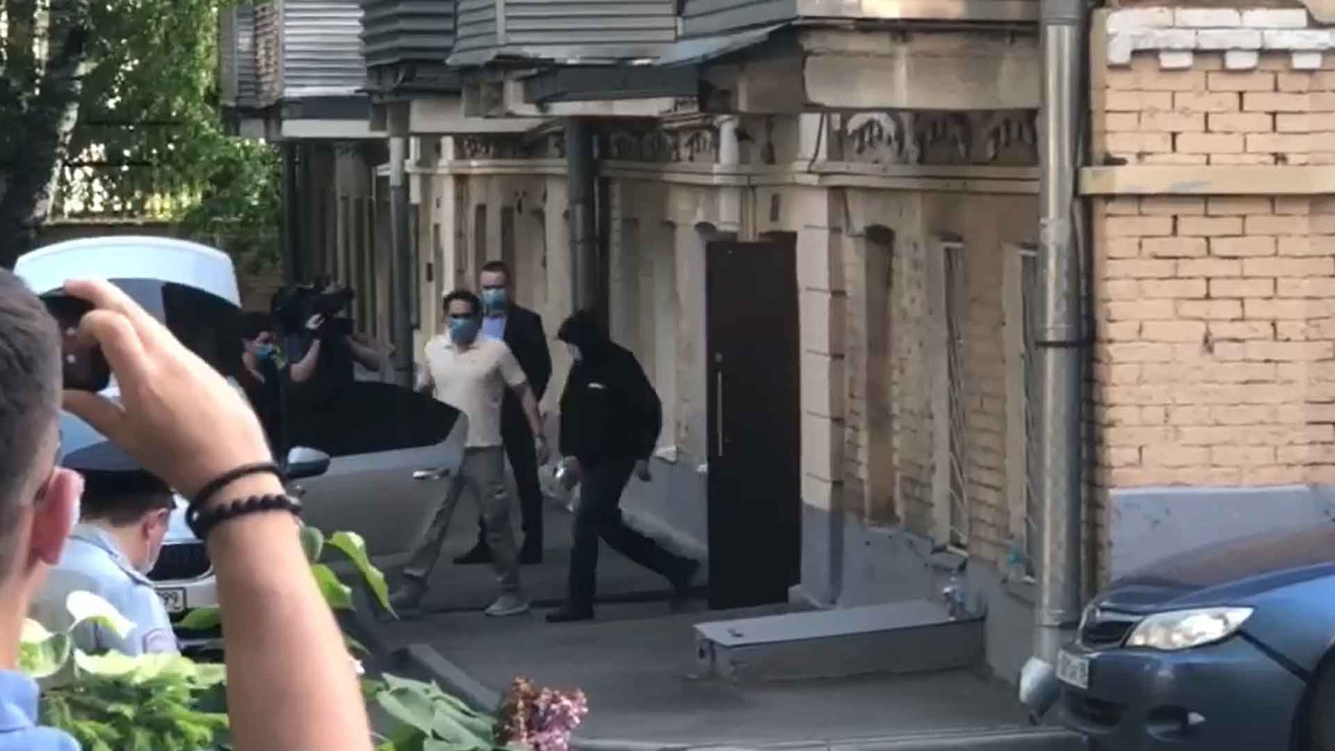 Dailystorm - Правоохранители увезли Ефремова из его дома — видео