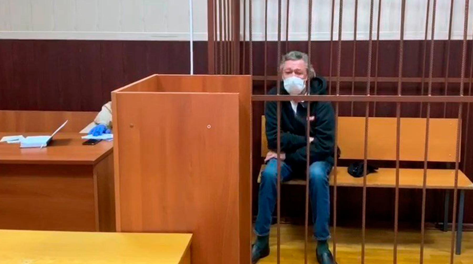 Причина вызова к правоохранителям не уточняется Михаил Ефремов в суде