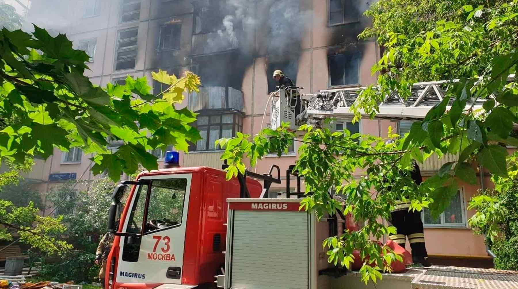 Огнем охвачены четыре квартиры Фото: © АГН Москва