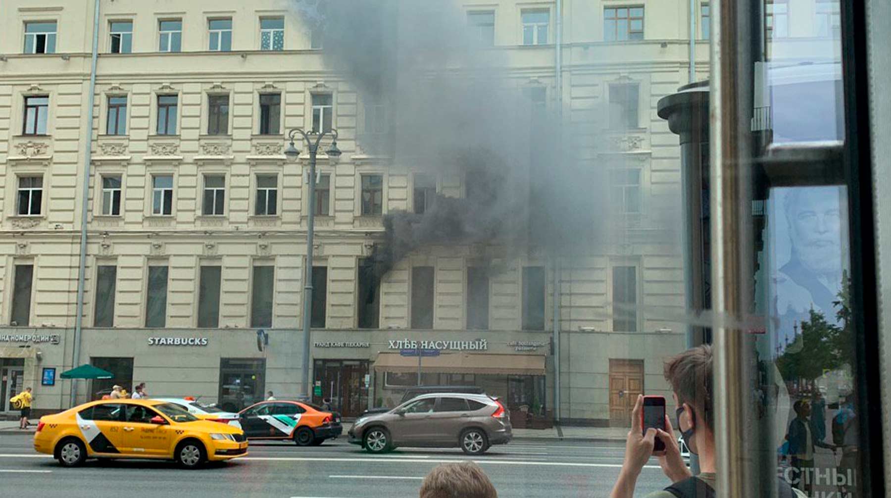 Возгорание, по предварительным сведениям, произошло во время ремонтных работ на втором этаже Фото: © Daily Storm / Юлия Кот