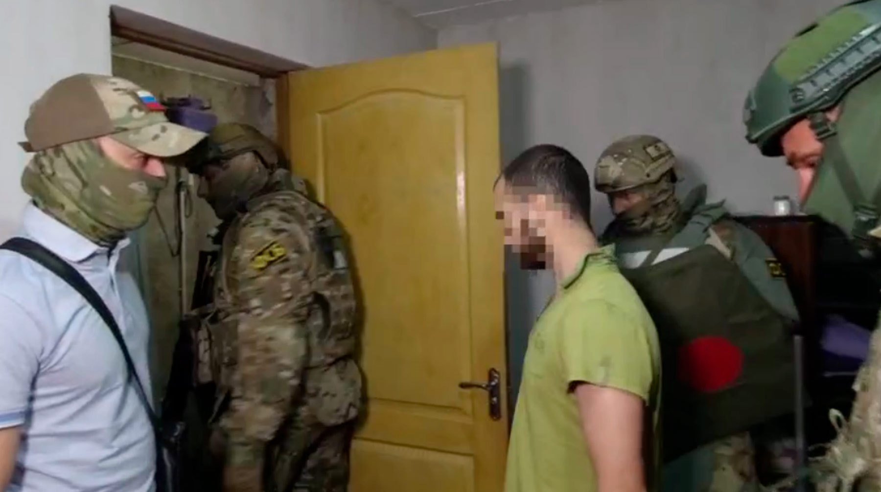 Задержанные распространяли среди жителей полуострова террористическую идеологию, пояснили силовики Фото: © кадр из видео ФСБ