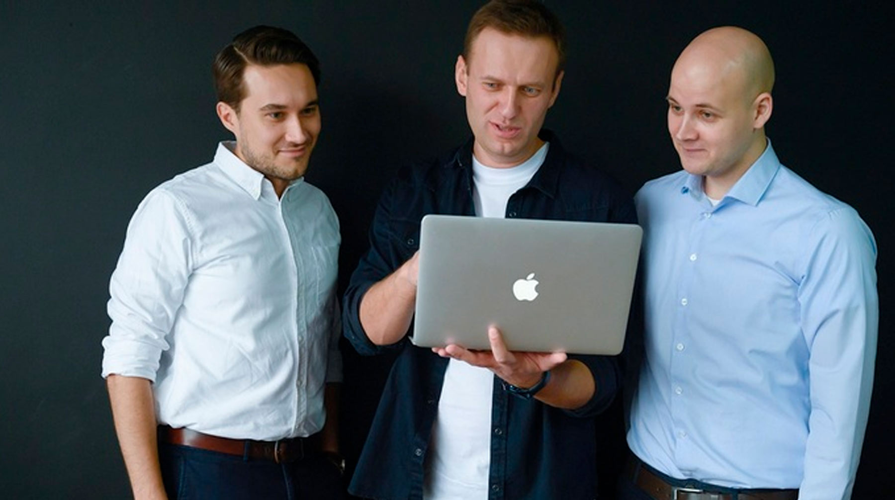 Предприниматель пообещал оплатить долг ФБК в размере 58,4 миллиона рублей Учредитель ФБК Алексей Навальный (посередине) и юристы компании Александр Головач (слева) и Владлен Лось (справа)