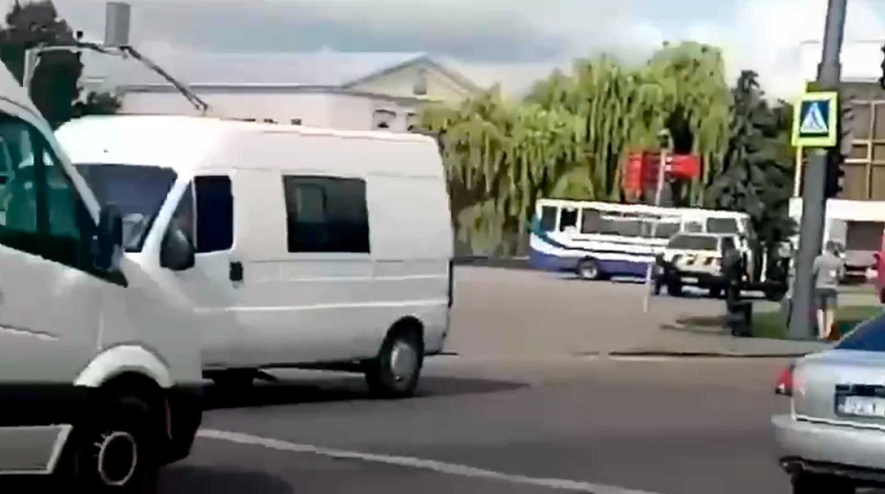Dailystorm - На Украине мужчина с оружием захватил автобус с заложниками — видео