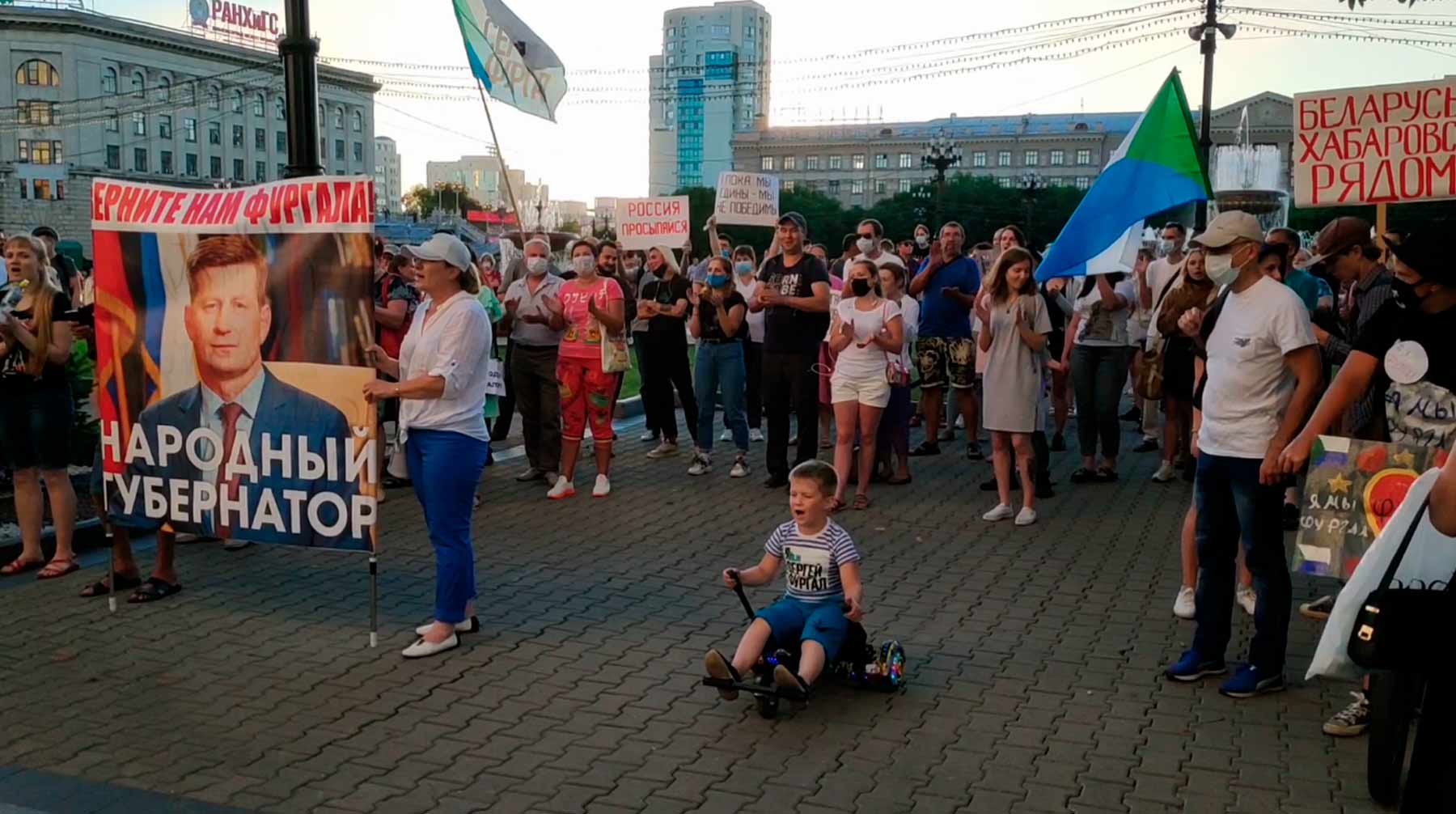 В акции приняли участие несколько сотен горожан Фото: © кадр из видео RusNews