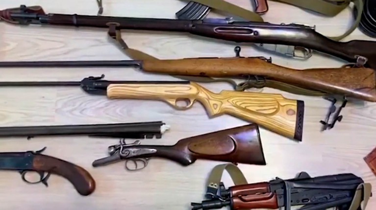 MP-40, «маузеры» и пулемет Дегтярева: ФСБ задержала банду «черных оружейников» — видео — Daily Storm
