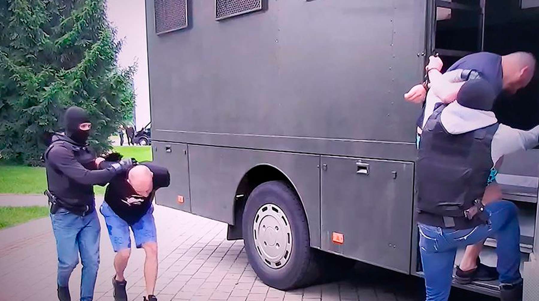По предварительной версии, к аресту граждан РФ причастны спецслужбы Украины, ведомство заинтересовалось этой информацией Фото: © кадр из видео задержания