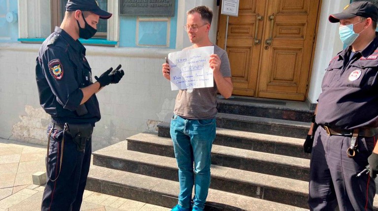 Журналисты Daily Storm вышли с одиночными пикетами к зданию посольства Белоруссии — Daily Storm