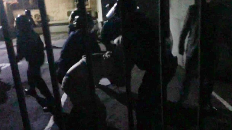 Видео избиения журналиста Максима Солопова при задержании белорусским ОМОНом — Daily Storm