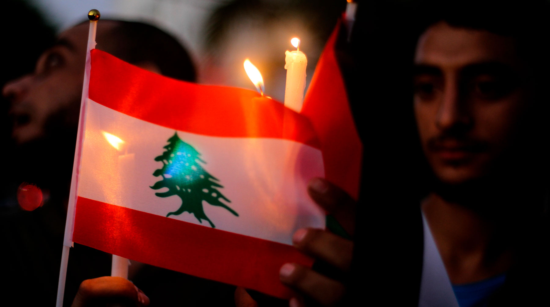 Город руководящий ливаном. Флаг Ливана в трауре.