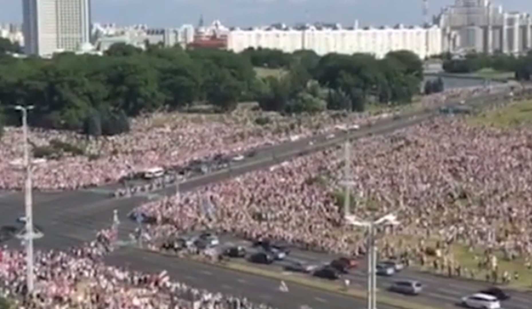 Президент Белоруссии добавил, что «держал лишнюю численность, чтобы людей не выбрасывали на улицу» Кадр: © Belsat TV