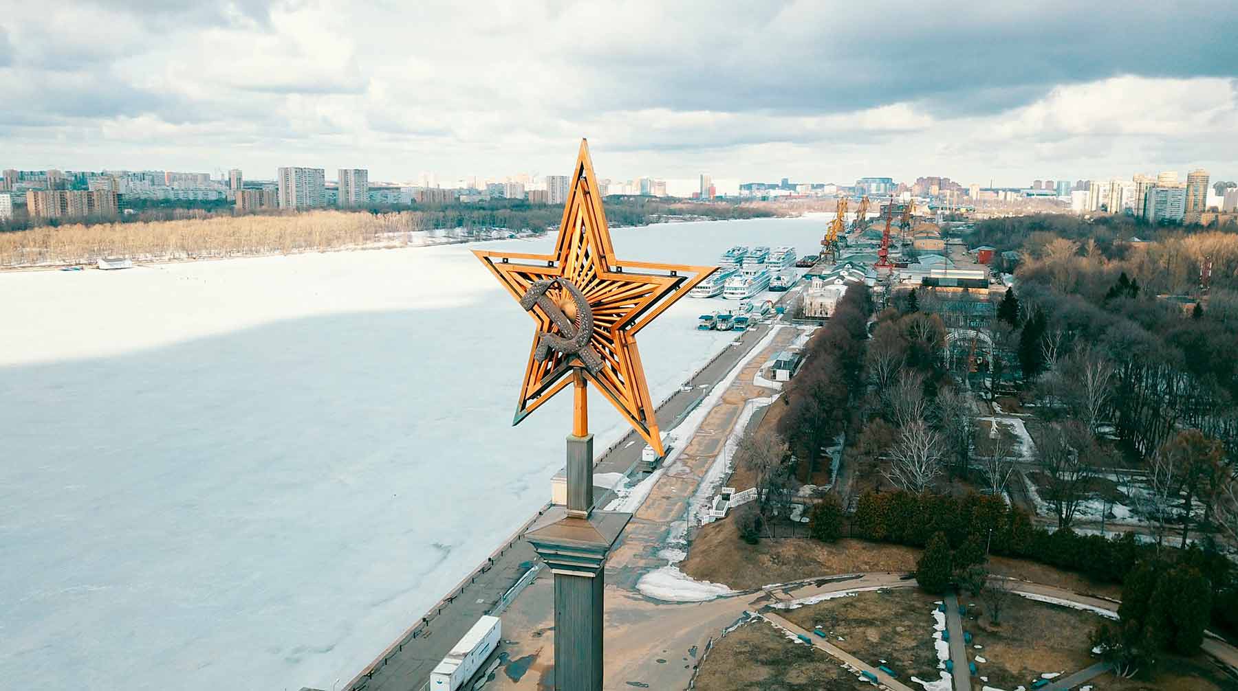 Рабочие приступили к установке звезды на шпиль Северного речного вокзала в Москве
