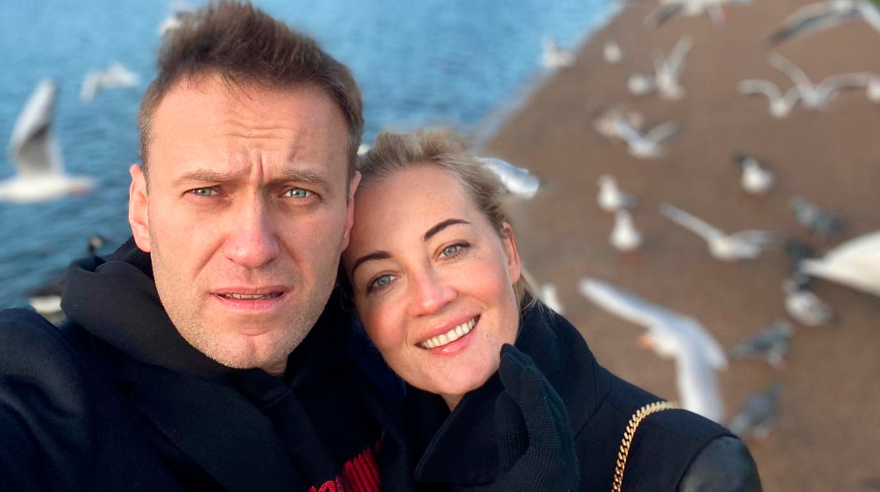 Супруга оппозиционного политика приехала в учреждение вместе с врачом основателя ФБК Анастасией Васильевой Алексей Навальный с женой Юлией