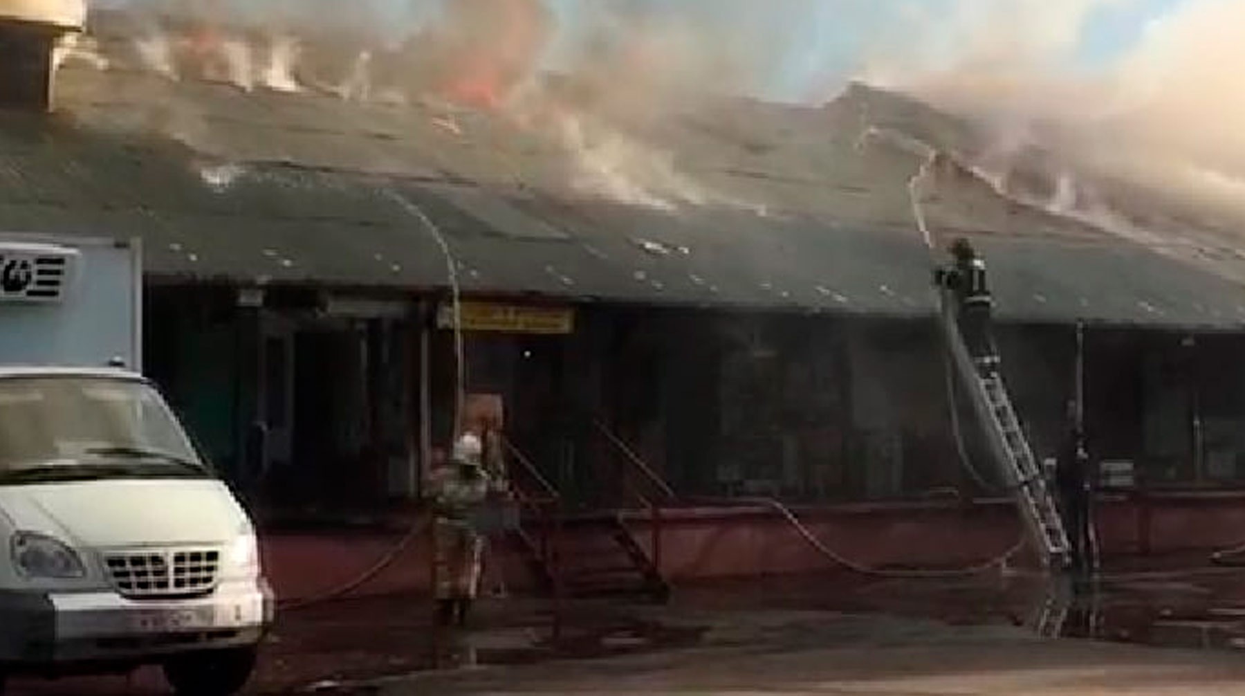 Dailystorm - В Подмосковье при пожаре обрушилась крыша рынка
