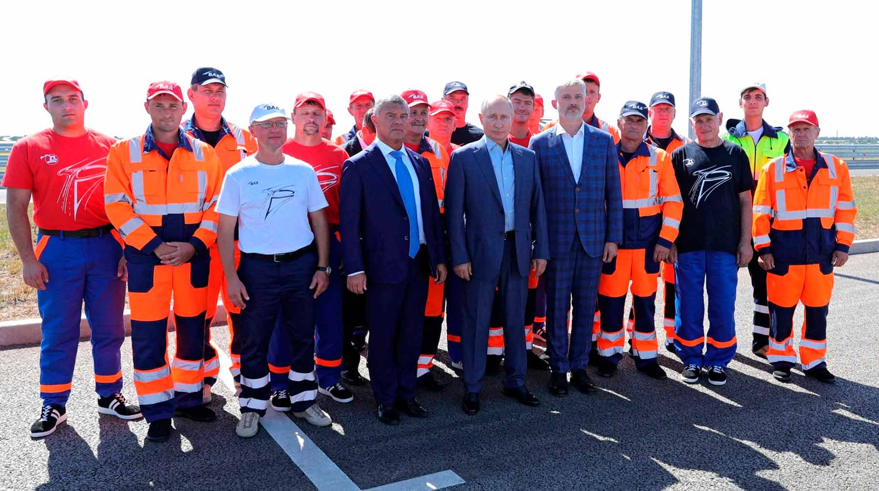 Президент России пообещал полуострову еще 200 километров дорог Владимир Путин с рабочими на открытии трассы «Таврида»