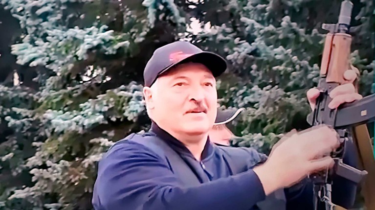 Лукашенко оказался не готов стрелять из калашникова в белорусов — Daily Storm