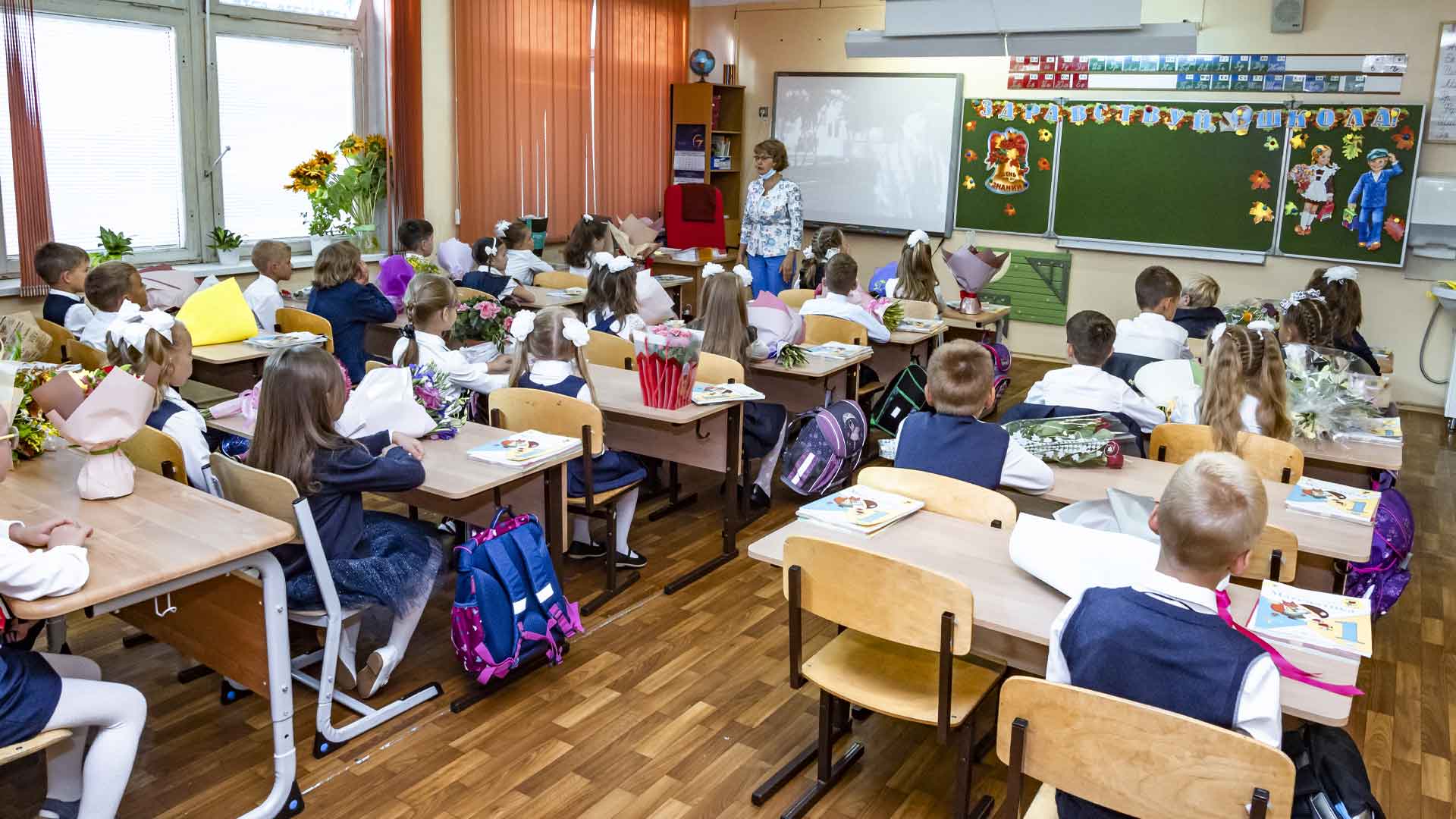 Преподаватели обязаны надевать СИЗы при выходе из класса Фото: © GLOBAL LOOK press / Konstantin Kokoshkin