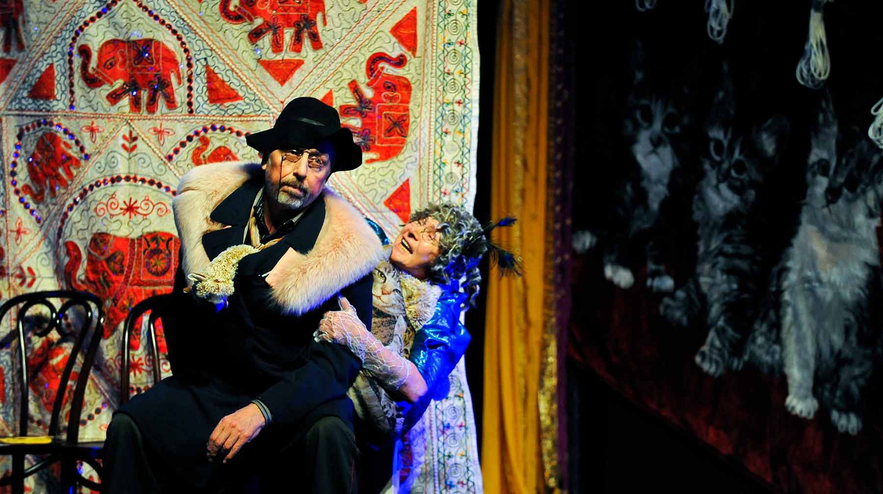 Николай Коляда в роли Воробьянинова в сцене из спектакля «Двенадцать стульев»