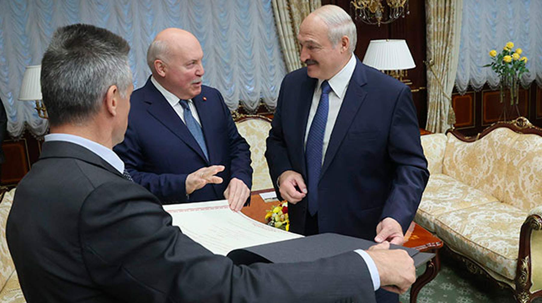 Dailystorm - Мезенцев подарил Лукашенко карту с белорусскими землями в составе Российской империи