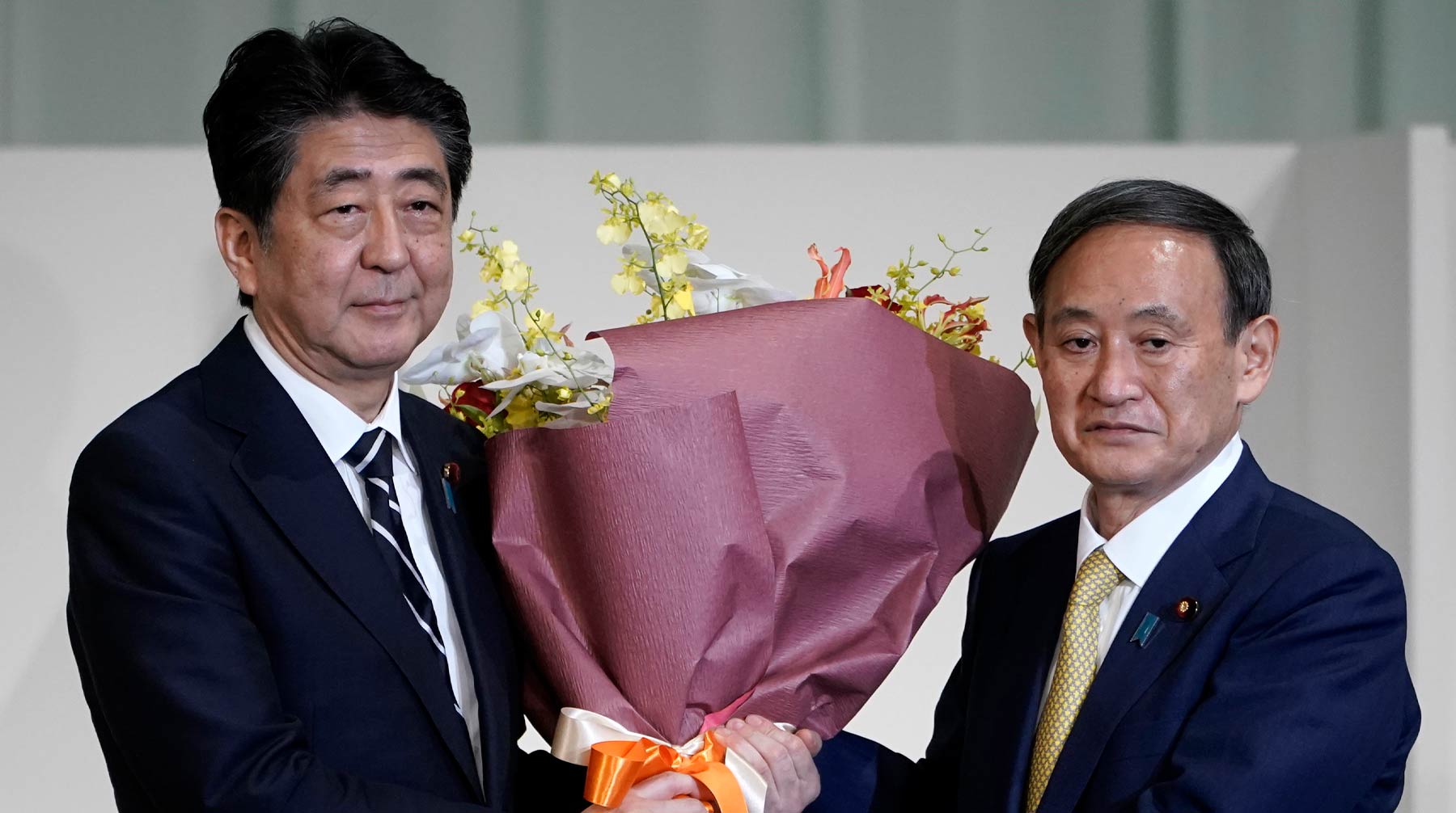 Парламент 16 сентября проведет формальное голосование по кандидатуре Есихидэ Суга Синдзо Абэ (слева) и Есихидэ Суга  (справа