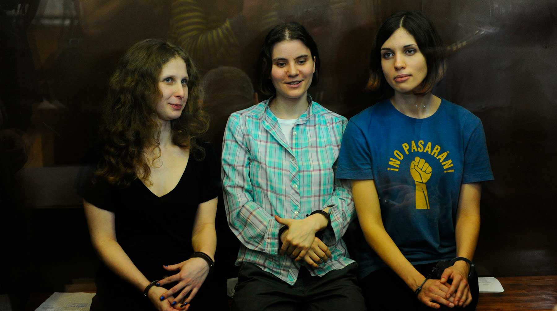 Участницы группы Pussy Riot Мария Алехина (слева), Екатерина Самуцевич (посередине) и Надежда Толоконникова (справа) во время заседания Мосгорсуда, август 2012 года