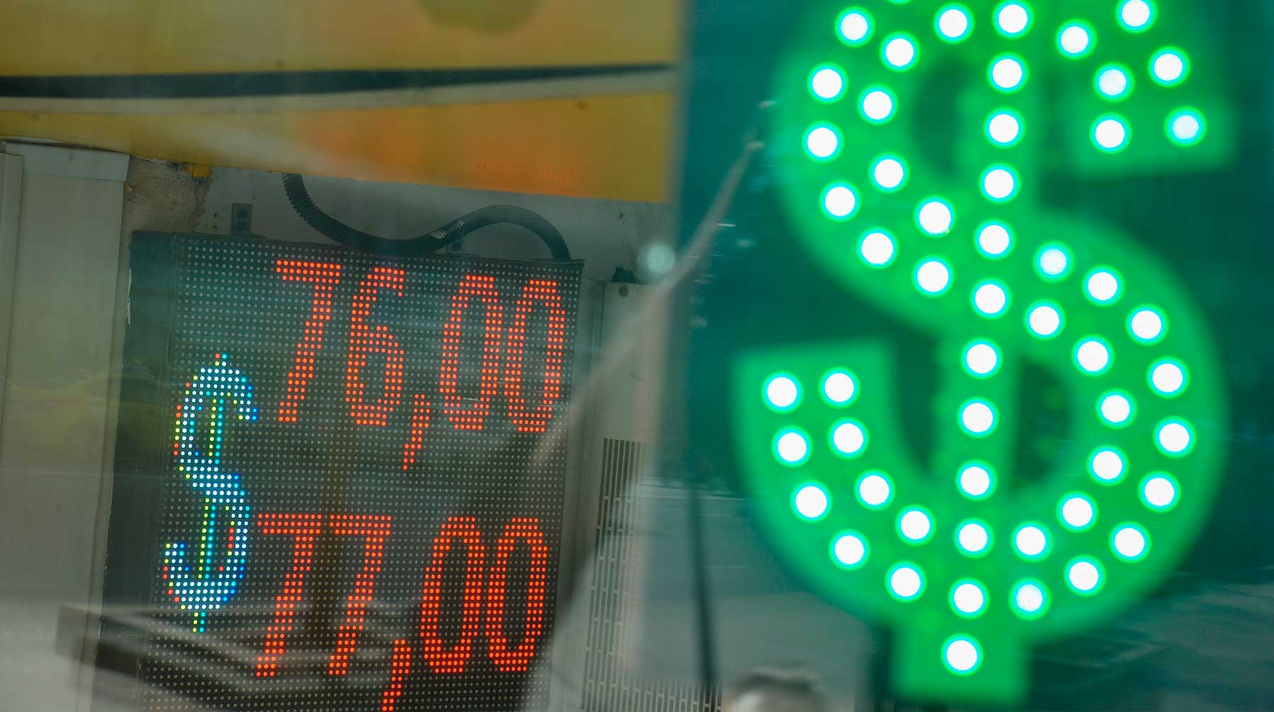 На фоне нестабильной ситуации на нефтяном рынке также укрепился евро, составив 90 рублей Фото: © АГН Москва / Александр Авилов