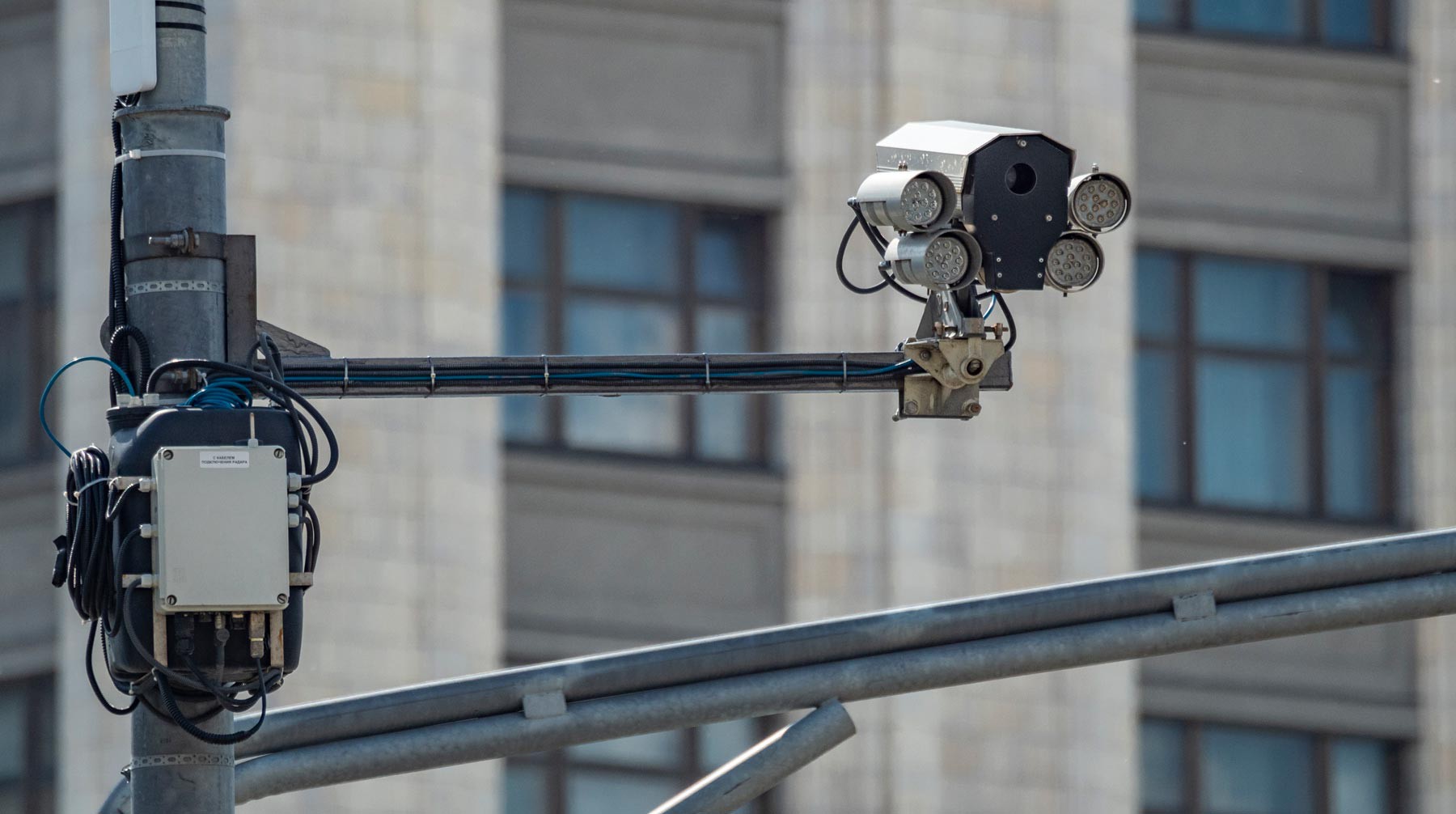 Dailystorm - В Москве камеры стали фиксировать объезд пробок через парковочные карманы