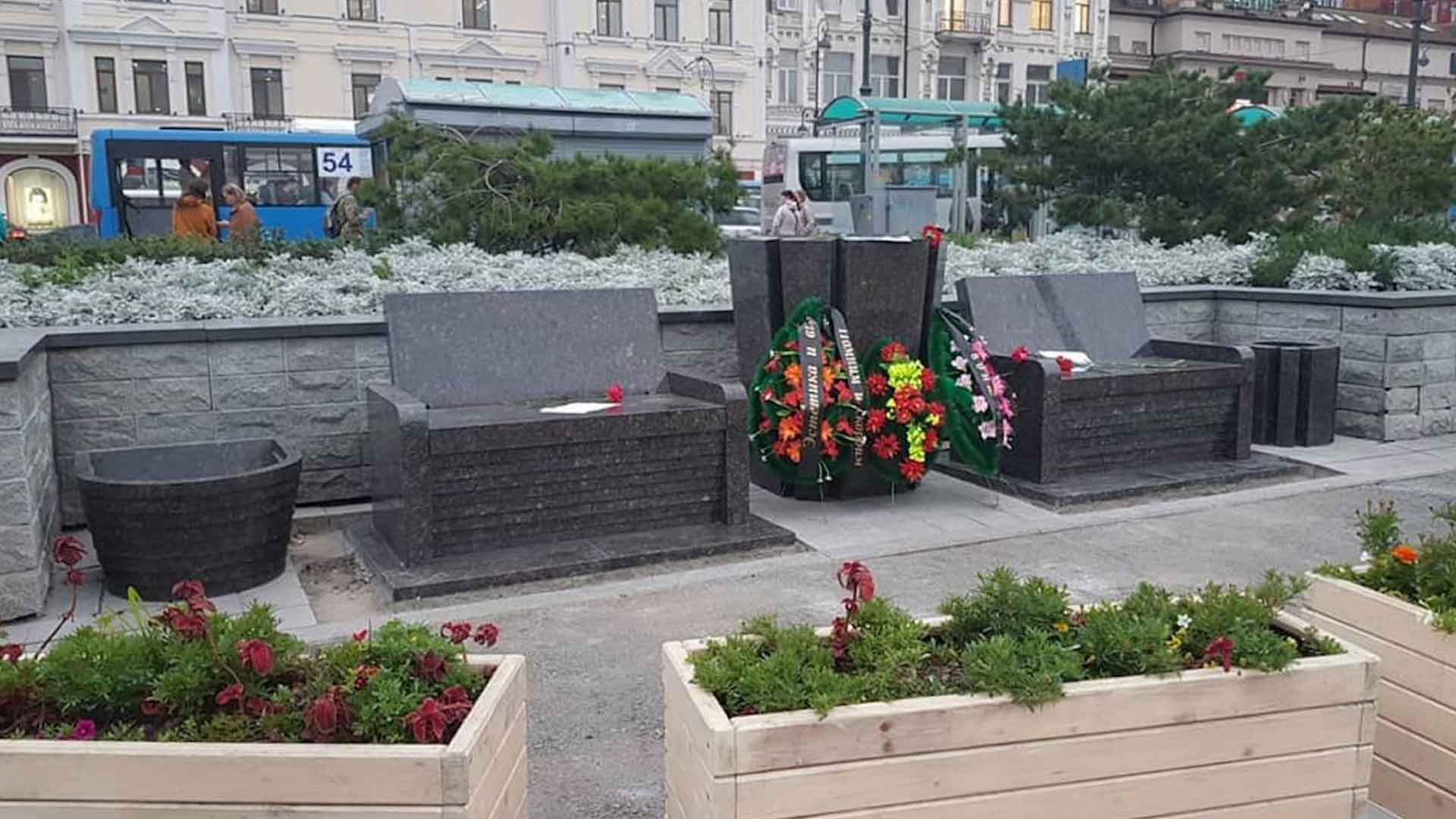 Ответственные за установку гранитных скамеек в городском сквере будут наказаны, отметили в правительстве края Фото: © vl.ru