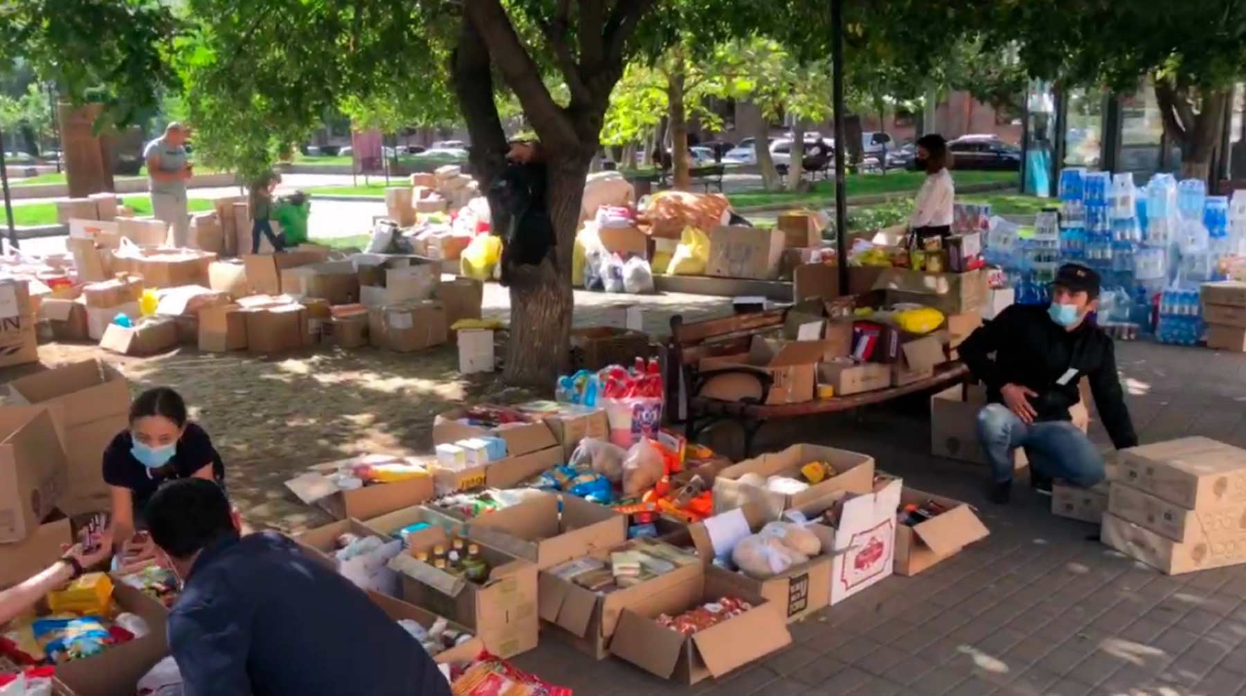 Dailystorm - В Ереване волонтеры начали собирать еду и вещи для добровольцев и жителей Карабаха