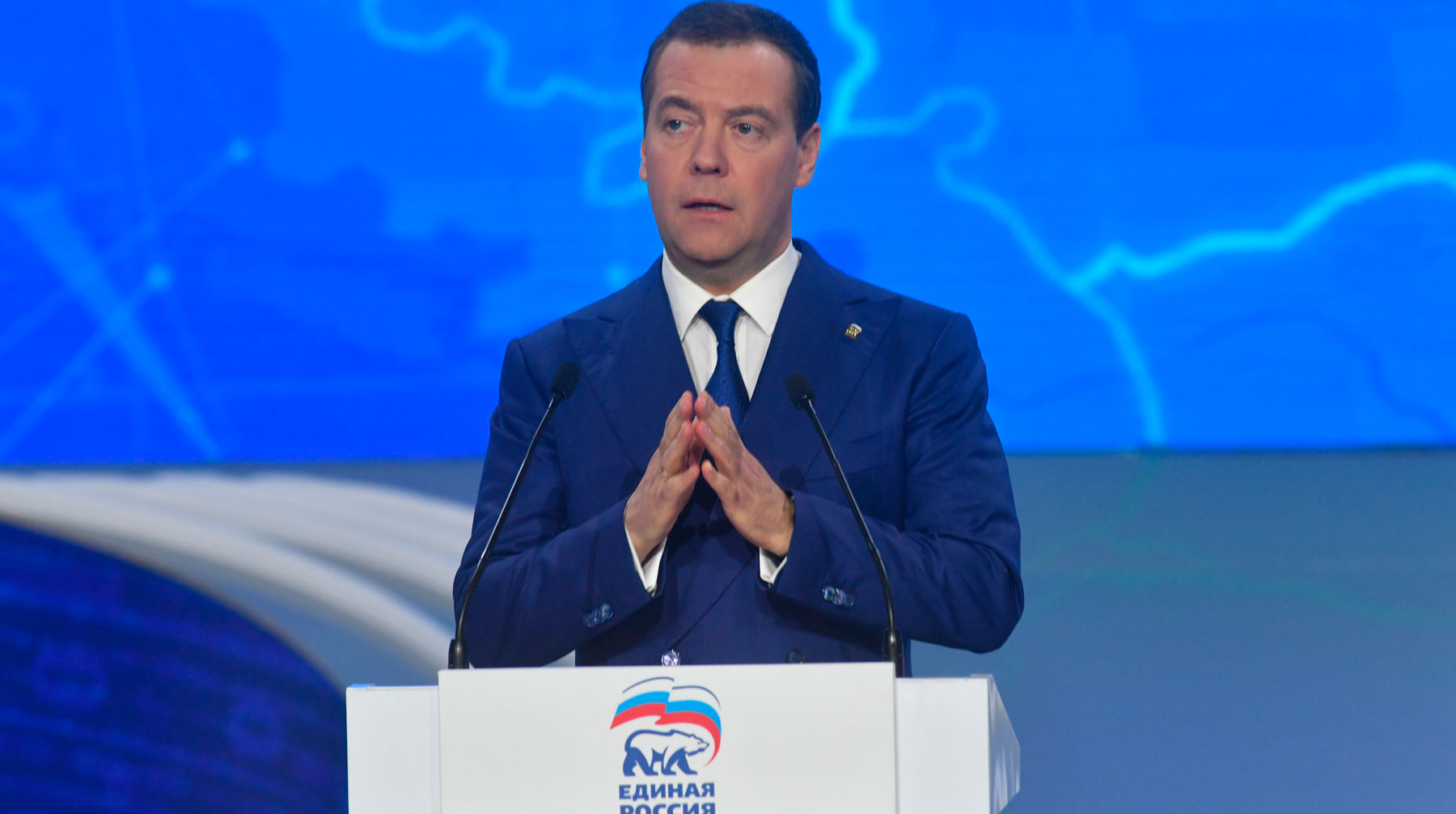 Медведев считает, что возглавляемая им партия «не работает в тепличных условиях, а реально завоевывает авторитет в поле» Фото: © Global Look Press / Комсомольская правда