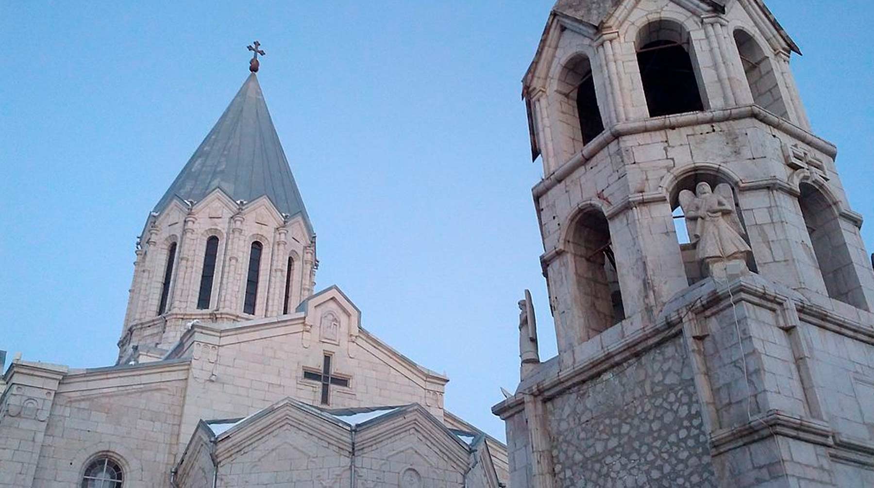Минобороны непризнанной Нагорно-Карабахской Республики сообщило, что с начала конфликта армия потеряла 350 бойцов Собор Святого Христа Всеспасителя  в городе Шуша в Нагорном Карабахе.