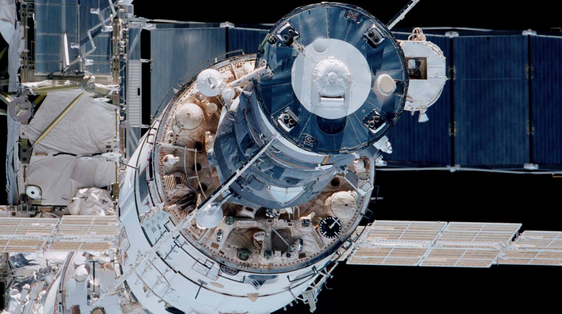Dailystorm - Российские космонавты заявили, что скотч не помог устранить утечку воздуха на МКС