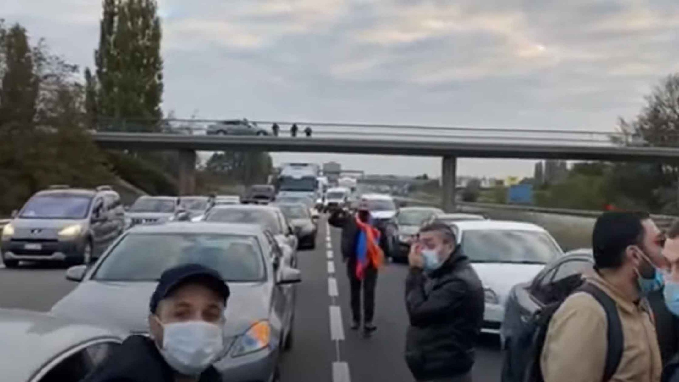Dailystorm - Армяне перекрыли дороги во Франции в знак протеста из-за войны в Карабахе