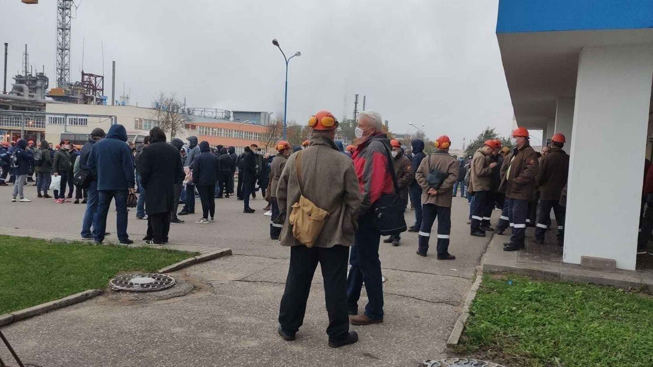 Dailystorm - Кто-то перекрывает проходные: в Белоруссии директора заводов не узнали в бастующих рабочих