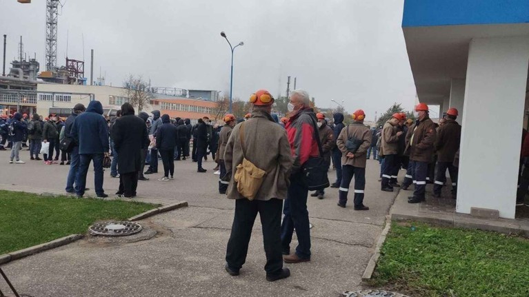 Кто-то перекрывает проходные: в Белоруссии директора заводов не узнали в бастующих рабочих — Daily Storm